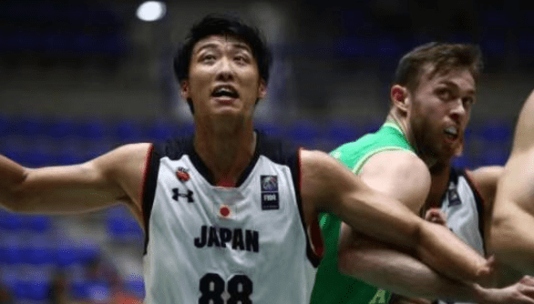 [NBA]科林斯活力十足 飞身暴扣势大力沉